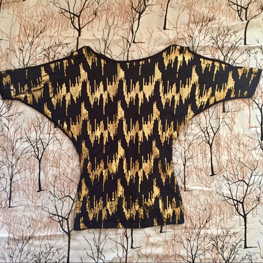 April Black & Gold Cold Shoulder Tee Size Small